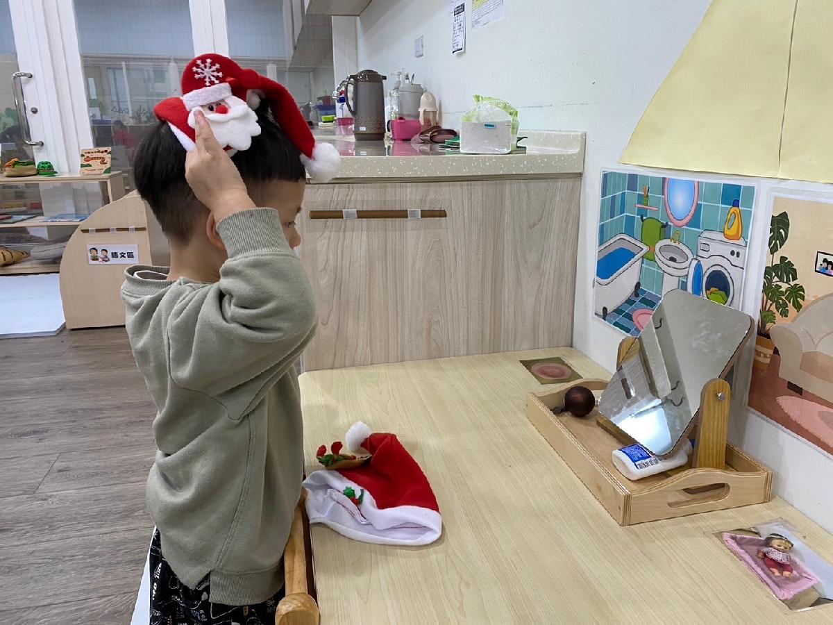 練習戴聖誕帽，變成聖誕老公公囉~