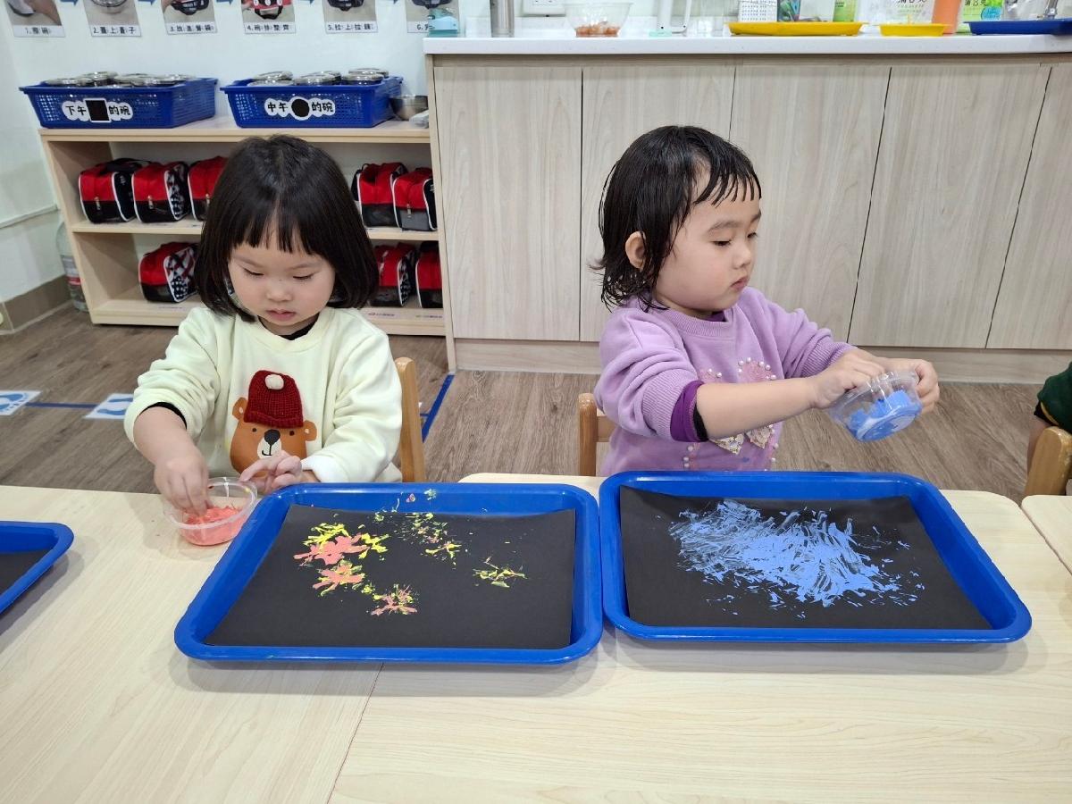 看完101大樓的跨年煙火秀~我們會用吸管蓋印出漂亮的煙火喔~