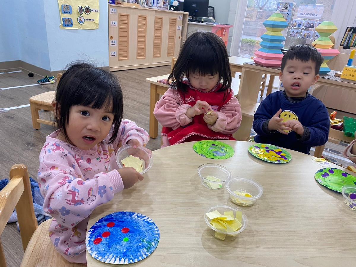 幫新年小蛇貼上花紋~