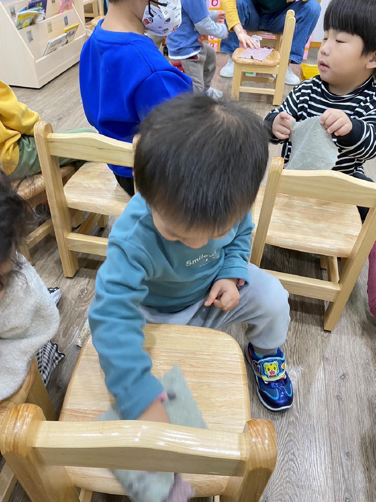 我能幫忙大掃除！將抹布折整齊再把椅子擦乾淨！