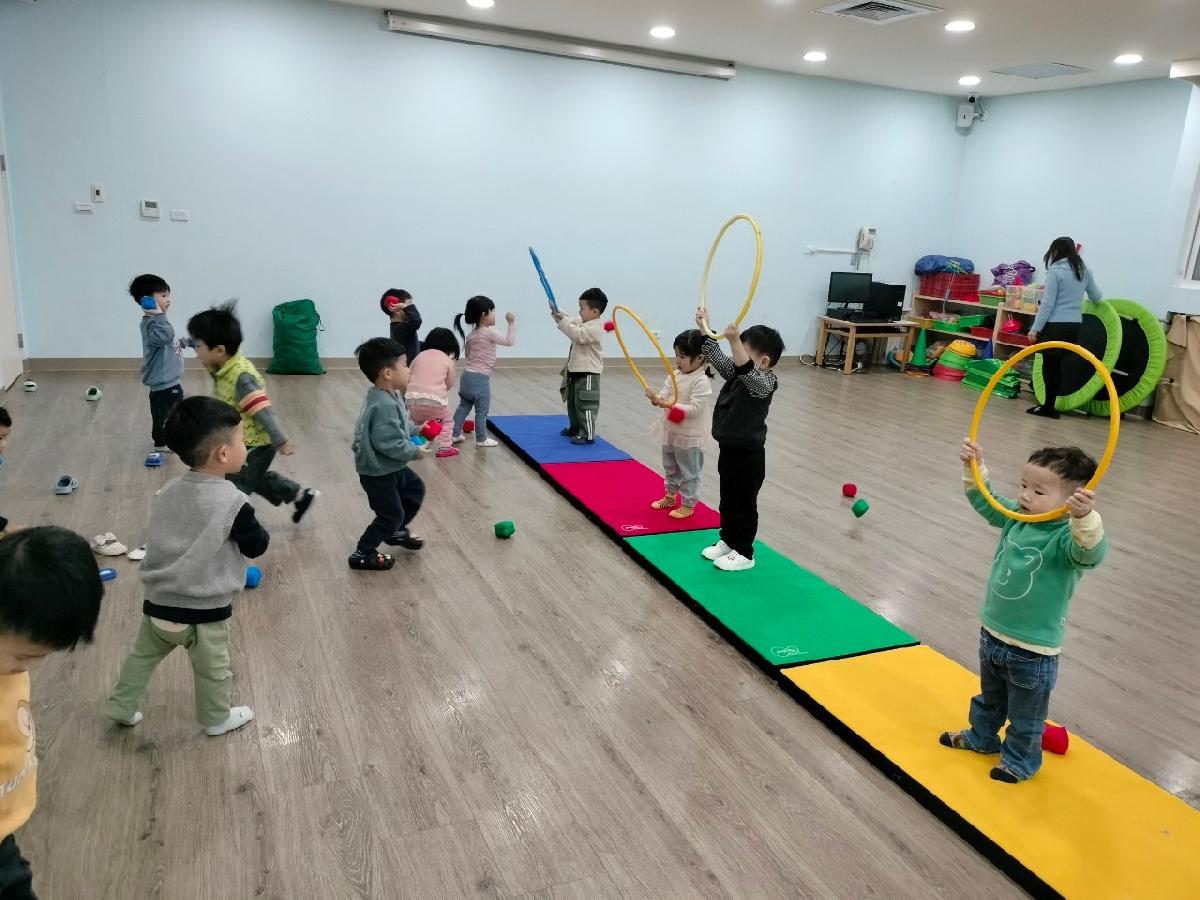 投球大賽開始了，謝謝擔任籃框的寶貝們~