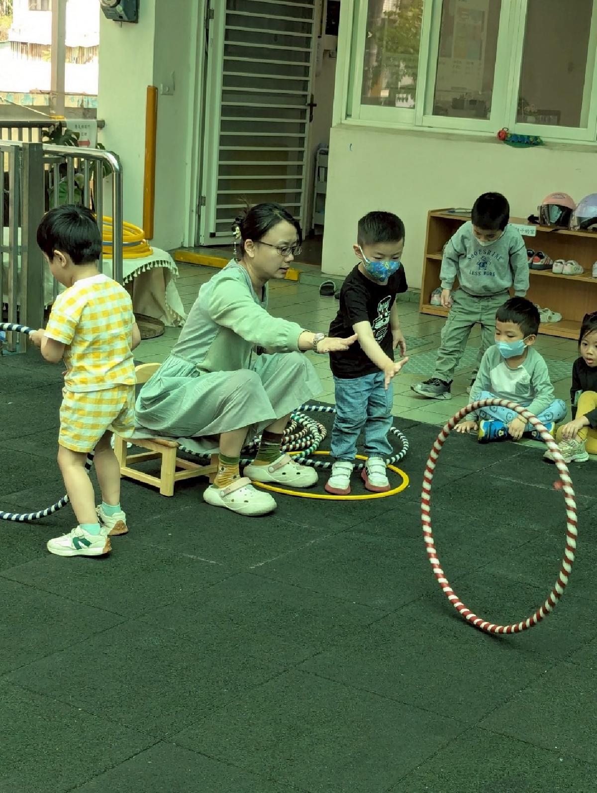 line_album_1140415 主題繪本-愛吃青菜的鱷魚、大肌肉-滾呼拉圈、套呼拉圈跳、學習區、客語_250415_81