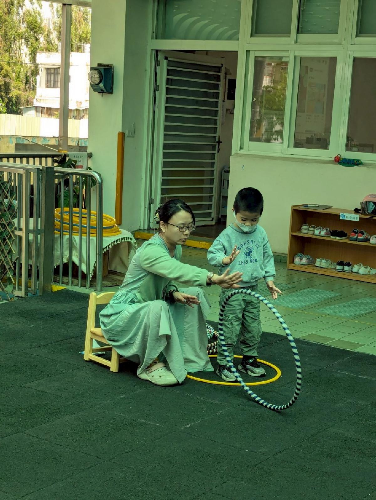 line_album_1140415 主題繪本-愛吃青菜的鱷魚、大肌肉-滾呼拉圈、套呼拉圈跳、學習區、客語_250415_86