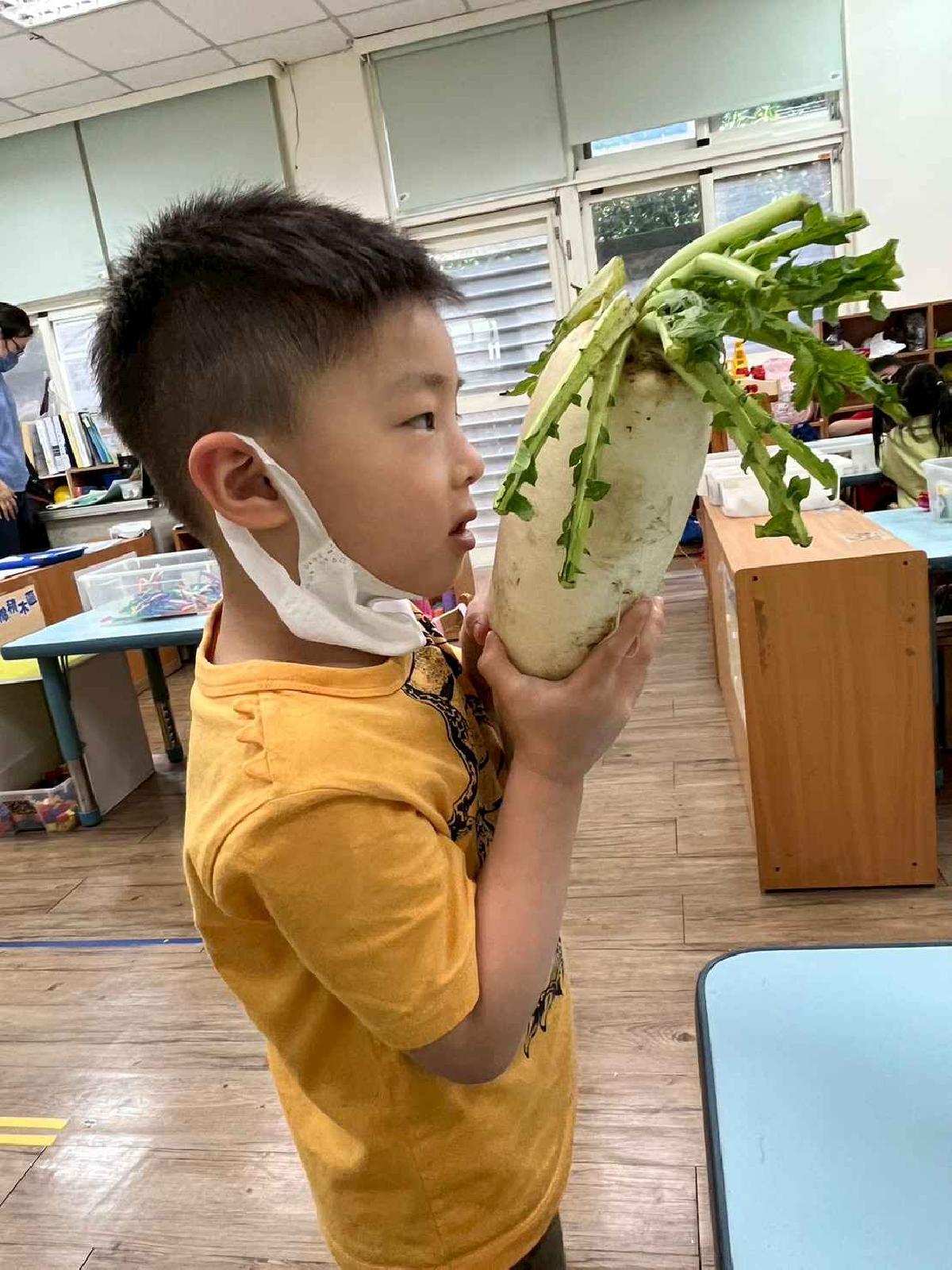 line_album_1140421東勢大肌肉-踢小布球套甜甜圈、推呼拉圈、主題-我的蔬菜湯蔬菜統計、摸神_250421_192